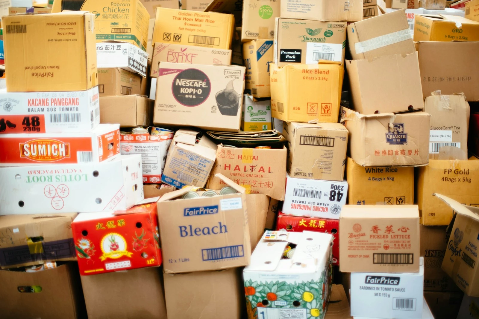Illustrative parcel photography with Facebook and TikTok logos, representing social media order extraction.